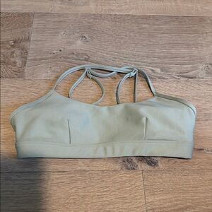 Light Sage Strappy Sports Bra / Airlift Intrigue Bra
